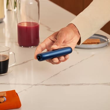 Ploom AURA Navy Blue cihazı her zaman yanınızda olan zarif bir eşlikçidir

