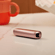 Masaya yerleştirilmiş Ploom AURA Rose Gold cihazı.
