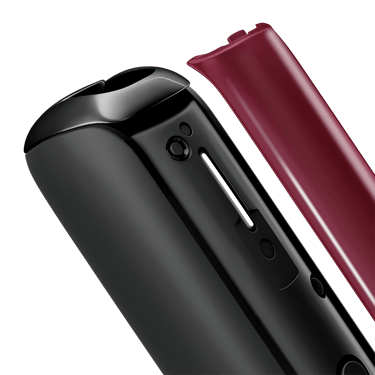 Cihazdan çıkarılmış Dark Orchid Ploom AURA ön panelinin yakın plan görüntüsü.
