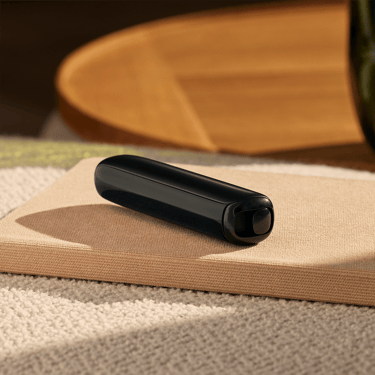 Ploom AURA Jet Black, her zaman yanınızda olan zarif bir ısıtılmış tütün cihazıdır