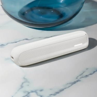 Masa üzerinde duran Glacier White Özel Desenli Ploom AURA ön panel.