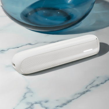 Masa üzerinde duran Glacier White Özel Desenli Ploom AURA ön panel.
