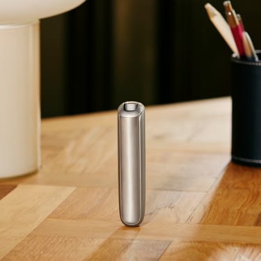 Ploom AURA Lunar Silver, dik durabilen ve zarif bir ısıtılmış tütün cihazıdır
